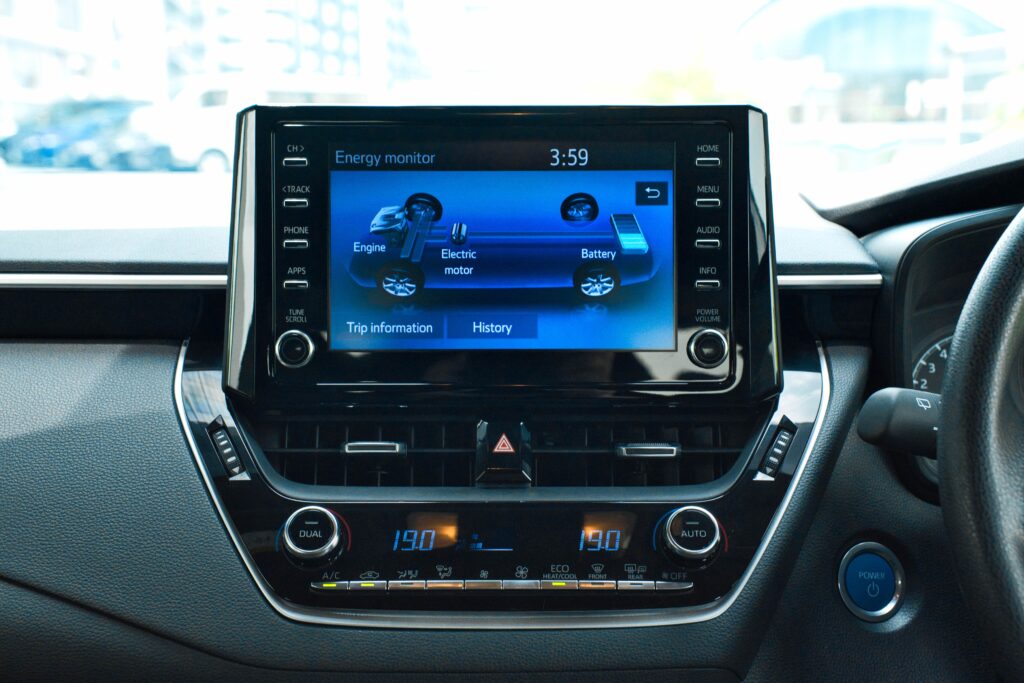 toyota-corolla-hatchback-hybrid15-int-display